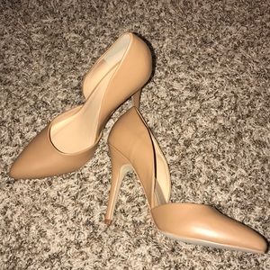 Nude pumps